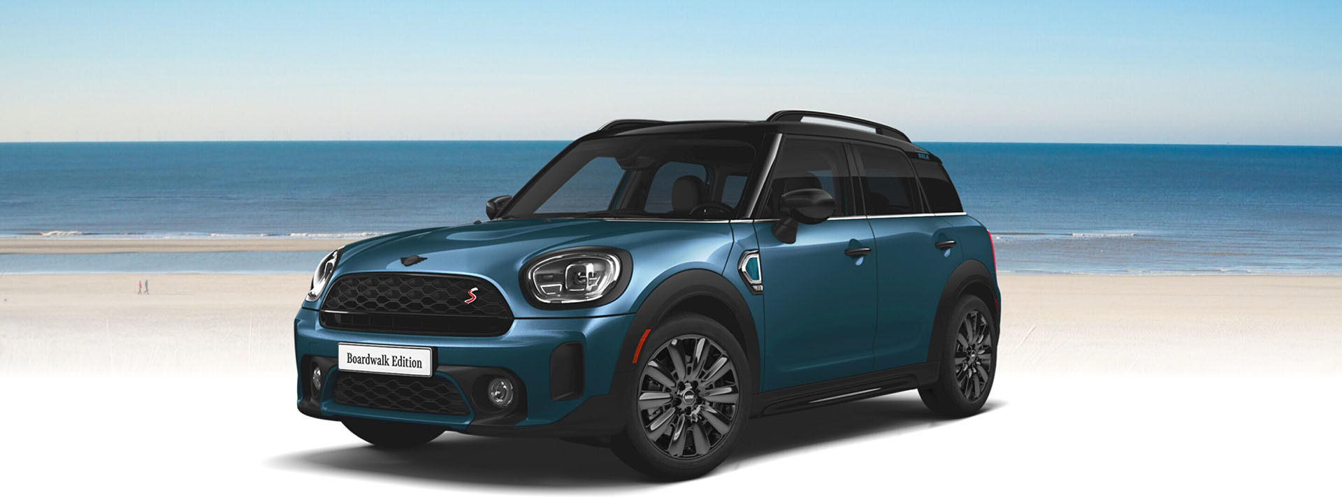 The MINI Countryman Boardwalk Edition parked in front of a beach landscape. 