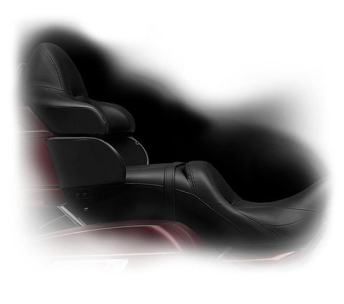 https://65e81151f52e248c552b-fe74cd567ea2f1228f846834bd67571e.ssl.cf1.rackcdn.com/TMC/2017/road-glide-ultra/features/feel/two-up-touring-saddle-kf1031-large.png