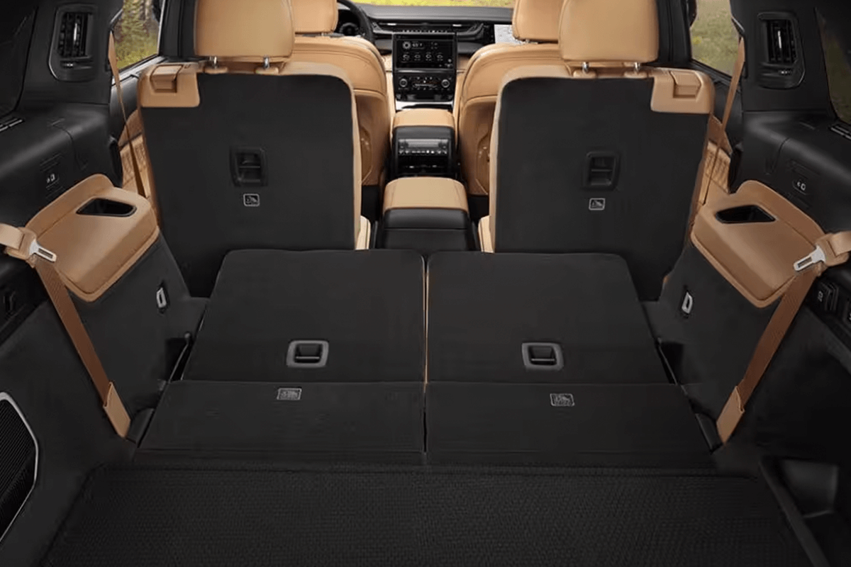 2024-jeep-grand-cherokee-4xe-interior-3